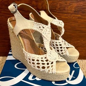 Lucky Brand crochet wedges size 7
